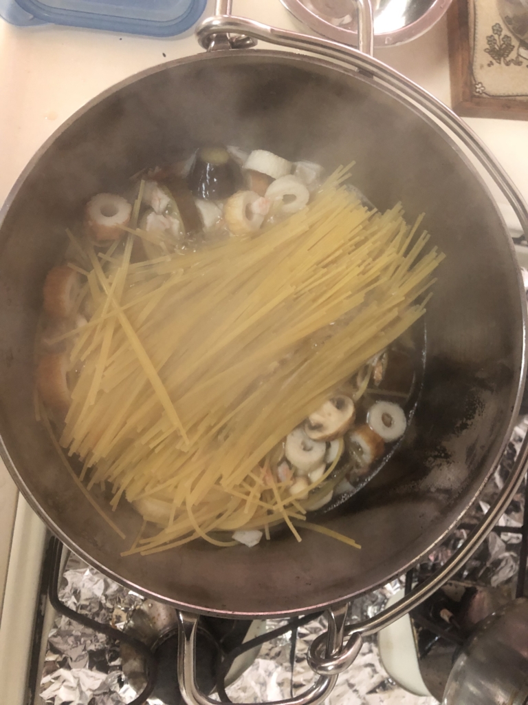 ステンレスダッチオーブンに具材とスパゲッティーを入れる